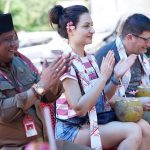 Turis Rusia ini Terkesan dengan Batik Pinahangi dan Kue Biapong saat Kunjungan Wisatanya di Bolsel