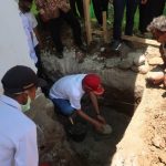 Saat Meletakkan Batu Pertama Pembangunan Masjid di Desa Pakuku Jaya, Bupati Iskandar Kamaru Tak Lupa Ingatkan Social Distancing