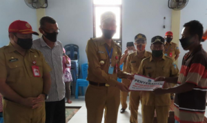 17 Warga Korban Terdampak Bencana Angin Puting Beliung Terima Bantuan Bahan Bangunan dari Bupati Iskandar Kamaru