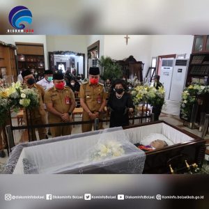 Melayat ke Rumah Duka, Bupati Iskandar Kamaru Doakan Mendiang SHS