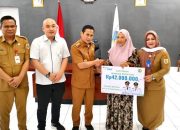 Pemkot Kotamobagu Serahkan Santunan Kematian bagi Pekerja Rentan