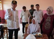 Bupati Iskandar Kamaru Tinjau Perdana Program MBG di Posigadan