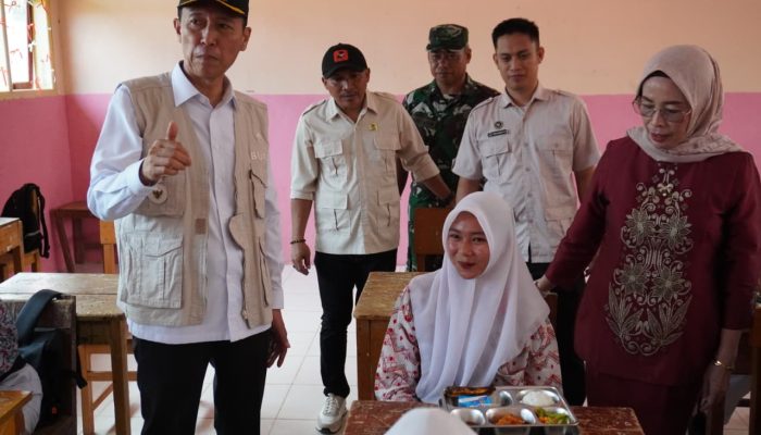 Bupati Iskandar Kamaru Tinjau Perdana Program MBG di Posigadan